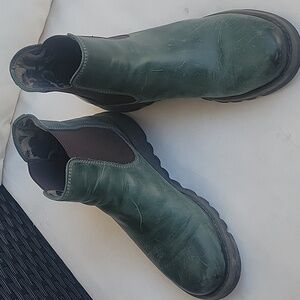 Stylish Size 8 Fly London Boots